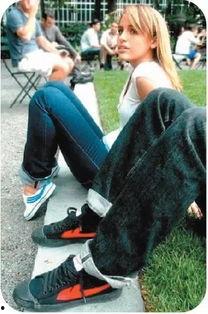 老外穿国产帆布鞋视频播放,老外穿搭视频播放量飙升